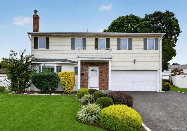 Photo 1 of Single family home for sale at 15 Country Ct, Oyster Bay, NY 11801 | MLS# 1053197 | Listing updated on 2026-10-07