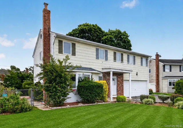 Photo 2 of Single family home for sale at 15 Country Ct, Oyster Bay, NY 11801 | MLS# 1053197 | Listing updated on 2026-10-07