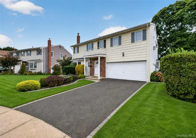 Photo 3 of Single family home for sale at 15 Country Ct, Oyster Bay, NY 11801 | MLS# 1053197 | Listing updated on 2026-10-07