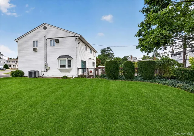 Photo 3 of Single family home for sale at 15 Country Ct, Oyster Bay, NY 11801 | MLS# 1053197 | Listing updated on 2026-10-07