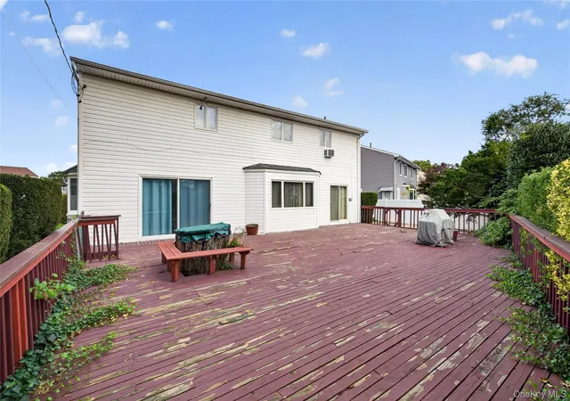 Photo 4 of Single family home for sale at 15 Country Ct, Oyster Bay, NY 11801 | MLS# 1053197 | Listing updated on 2026-10-07