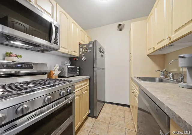 Photo 3 of House for sale at 1874 Pelham Pkwy S #LF, Bronx, NY 10461 | MLS# 1053232 | Listing updated on 2026-10-01