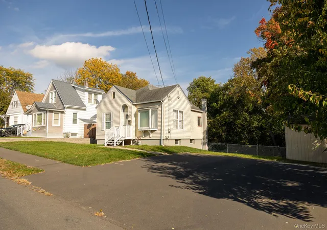 Photo 3 of Single family home for sale at 102 Sproat St, Middletown, NY 10940 | MLS# 1053243 | Listing updated on 2026-10-25