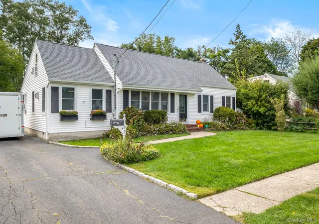 Photo 2 of Single family home for sale at 627 6th Street, Huntington, NY 11731 | MLS# 1053288 | Listing updated on 2026-09-29