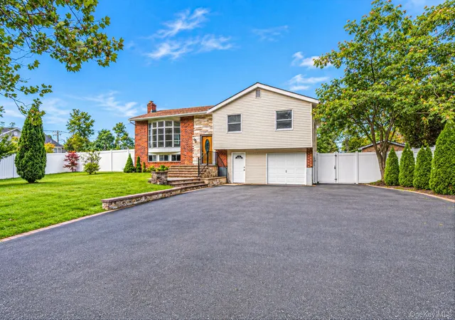 Photo 3 of Single family home for sale at 3 Richlee Dr, Huntington, NY 11731 | MLS# 1053382 | Listing updated on 2026-10-01