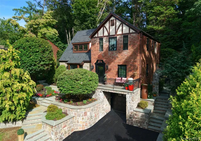 Photo 2 of Single family home for sale at 17 Sinclair Martin Dr, North Hempstead, NY 11576 | MLS# 1053425 | Listing updated on 2026-09-25