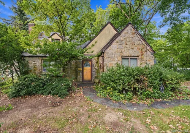 Photo 4 of Single family home for sale at 116 Huntington Rd, North Hempstead, NY 11050 | MLS# 1053429 | Listing updated on 2026-09-25