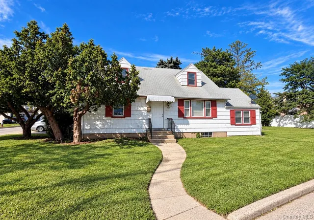 Photo 1 of Single family home for sale at 306 W Old Country Rd, Oyster Bay, NY 11801 | MLS# 1053482 | Listing updated on 2026-10-04