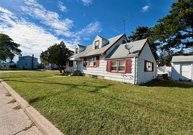 Photo 2 of Single family home for sale at 306 W Old Country Rd, Oyster Bay, NY 11801 | MLS# 1053482 | Listing updated on 2026-10-04