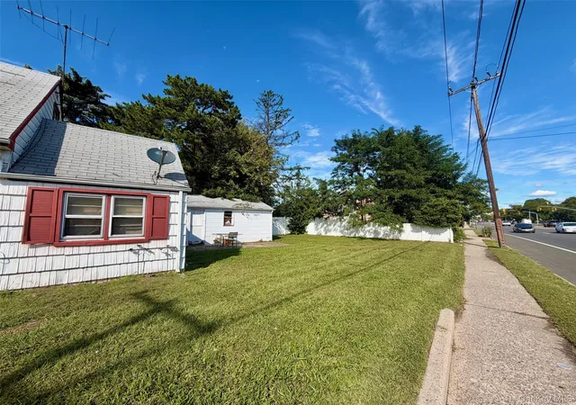 Photo 3 of Single family home for sale at 306 W Old Country Rd, Oyster Bay, NY 11801 | MLS# 1053482 | Listing updated on 2026-10-04