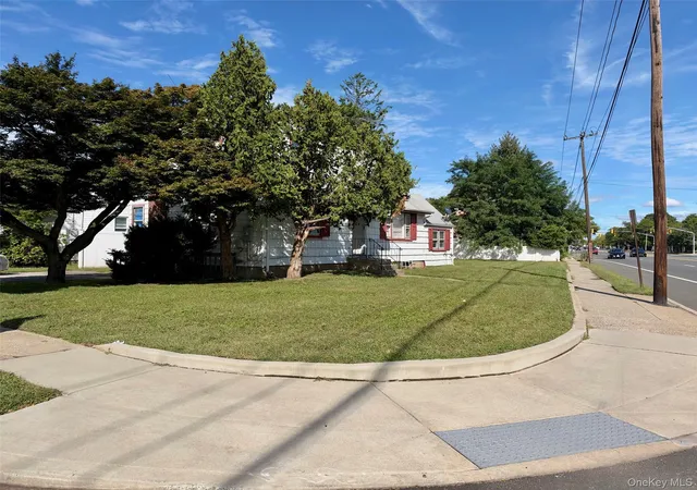Photo 4 of Single family home for sale at 306 W Old Country Rd, Oyster Bay, NY 11801 | MLS# 1053482 | Listing updated on 2026-10-04