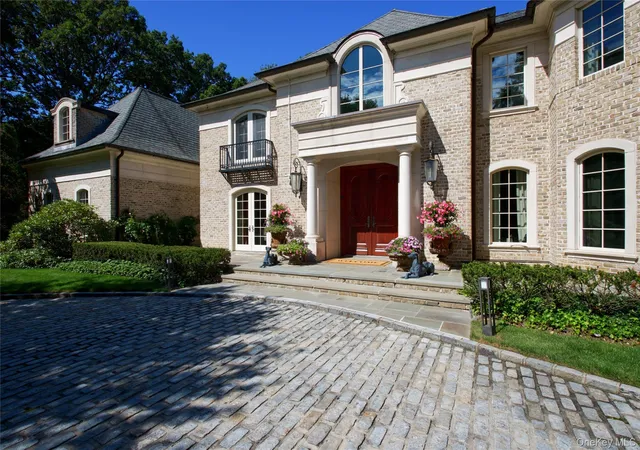 Photo 2 of Mansion for sale at 2 Vista Ln, Oyster Bay, NY 11545 | MLS# 1053488 | Listing updated on 2026-10-07