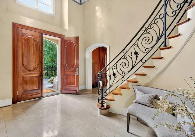 Photo 3 of Mansion for sale at 2 Vista Ln, Oyster Bay, NY 11545 | MLS# 1053488 | Listing updated on 2026-10-07