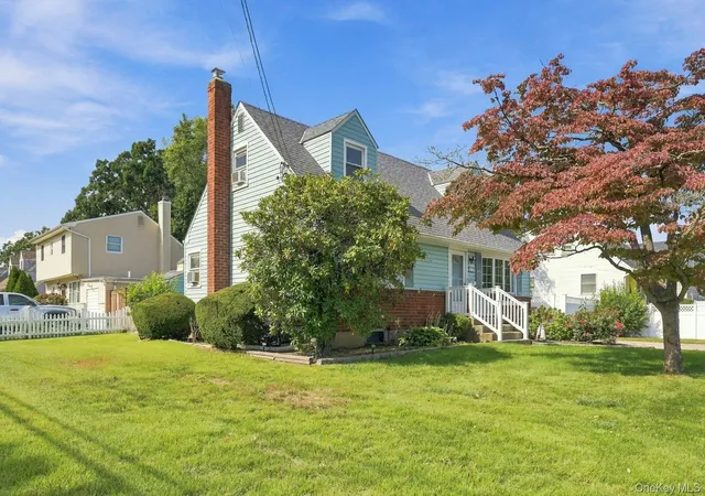 Photo 2 of Single family home for sale at 375 Catskill Ave, Babylon, NY 11726 | MLS# 1053519 | Listing updated on 2026-09-27