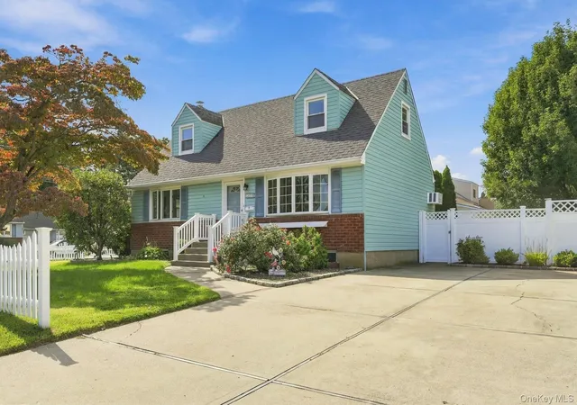 Photo 3 of Single family home for sale at 375 Catskill Ave, Babylon, NY 11726 | MLS# 1053519 | Listing updated on 2026-09-27