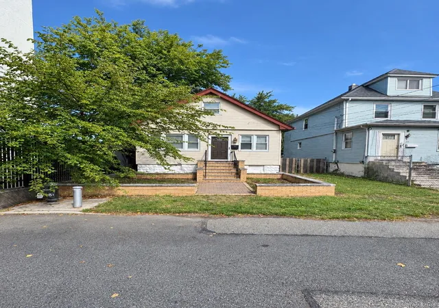 Photo 1 of Single family home for sale at 31 Martineau St, New York, NY 10303 | MLS# 1053567 | Listing updated on 2026-09-22