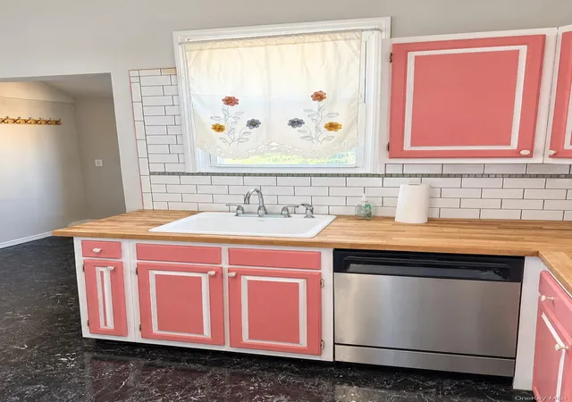 Photo 3 of Single family home for sale at 31 Martineau St, New York, NY 10303 | MLS# 1053567 | Listing updated on 2026-09-22