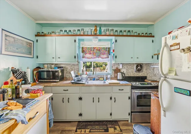 Photo 2 of Single family home for sale at 995 Schoolhouse Rd, Southold, NY 11935 | MLS# 1053686 | Listing updated on 2026-09-23
