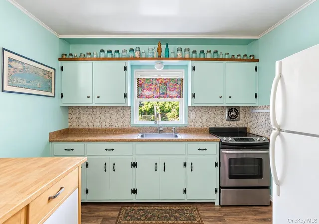Photo 3 of Single family home for sale at 995 Schoolhouse Rd, Southold, NY 11935 | MLS# 1053686 | Listing updated on 2026-09-23