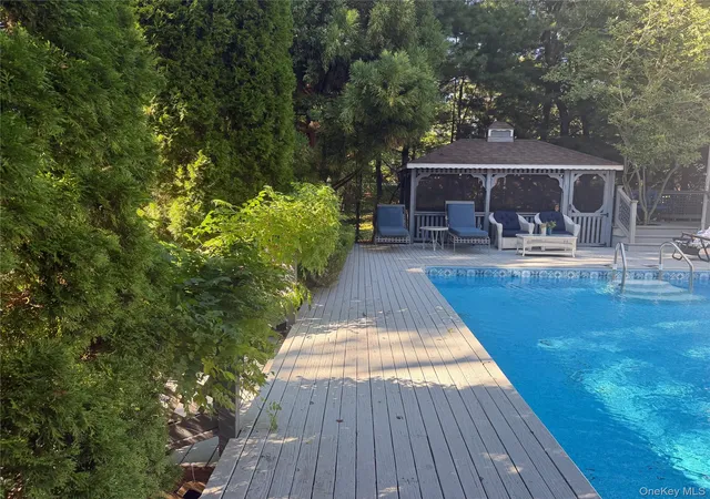 Photo 3 of Single family home for sale at 10 Glenmore Rd, Southampton, NY 11946 | MLS# 1053693 | Listing updated on 2026-10-06