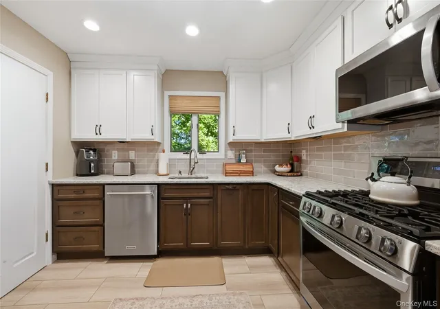 Photo 4 of Single family home for sale at 14 Young St, Cortlandt, NY 10567 | MLS# 1053721 | Listing updated on 2026-10-06