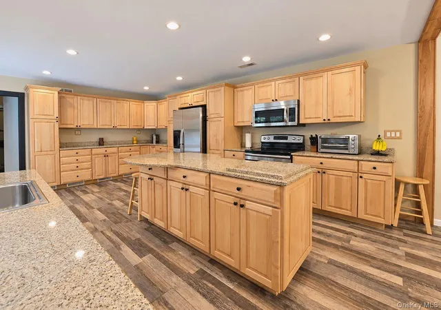 Photo 4 of Single family home for sale at 14 Seabrook Ln, Brookhaven, NY 11790 | MLS# 1053730 | Listing updated on 2026-09-26
