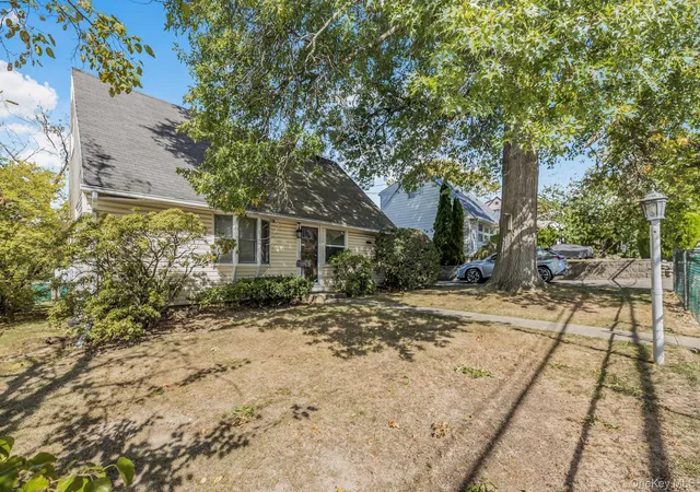 Photo 1 of Single family home for sale at 117 Mountaindale Rd, Yonkers, NY 10710 | MLS# 1053757 | Listing updated on 2026-10-07