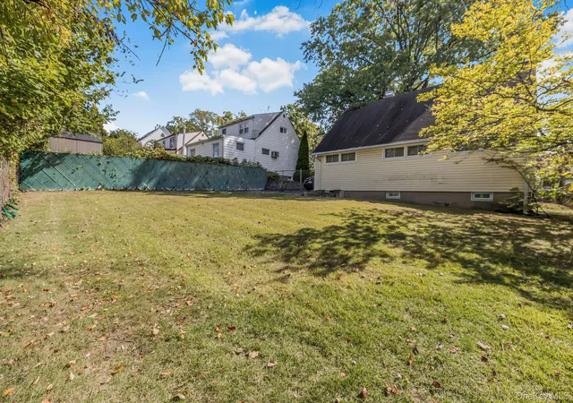 Photo 2 of Single family home for sale at 117 Mountaindale Rd, Yonkers, NY 10710 | MLS# 1053757 | Listing updated on 2026-10-07