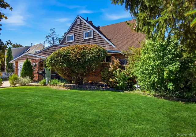 Photo 3 of Single family home for sale at 33 Stonecutter Rd, Hempstead, NY 11756 | MLS# 1053792 | Listing updated on 2026-10-08