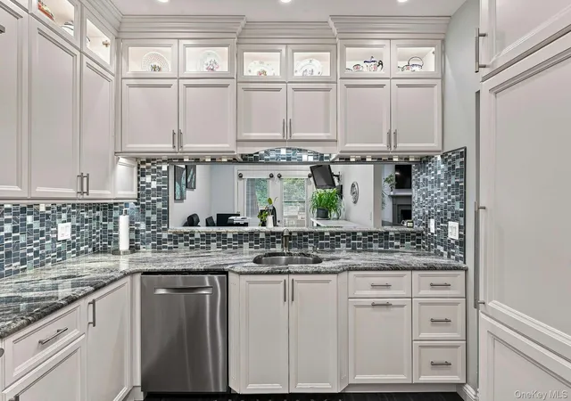 Listing Photo 5 - Condo for sale in building located at 23 Willow Ridge Dr, Smithtown, NY 11787