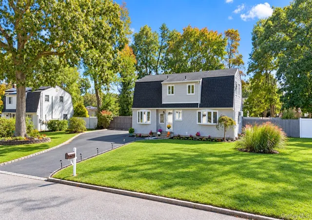 Photo 3 of Single family home for sale at 14 Hollingwood Dr, Brookhaven, NY 11727 | MLS# 1053828 | Listing updated on 2026-10-07