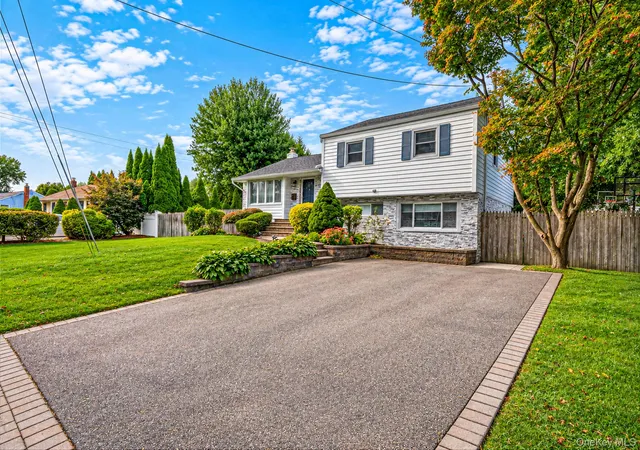 Photo 1 of Single family home for sale at 17 Marlowe Pl, Huntington, NY 11740 | MLS# 1053829 | Listing updated on 2026-10-01