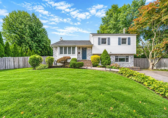 Photo 2 of Single family home for sale at 17 Marlowe Pl, Huntington, NY 11740 | MLS# 1053829 | Listing updated on 2026-10-01