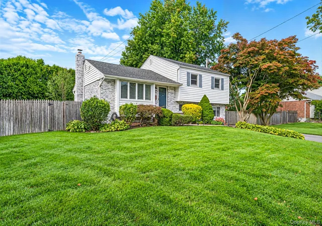 Photo 3 of Single family home for sale at 17 Marlowe Pl, Huntington, NY 11740 | MLS# 1053829 | Listing updated on 2026-10-01