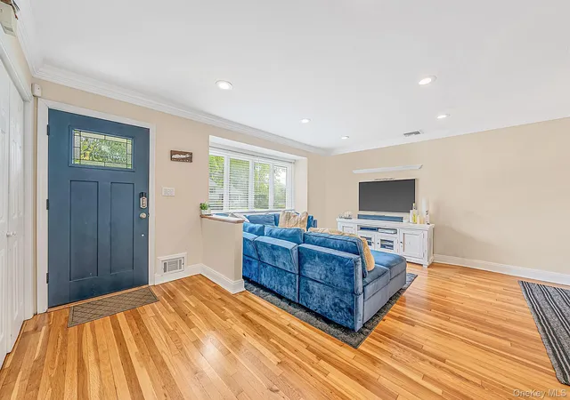 Photo 4 of Single family home for sale at 17 Marlowe Pl, Huntington, NY 11740 | MLS# 1053829 | Listing updated on 2026-10-01