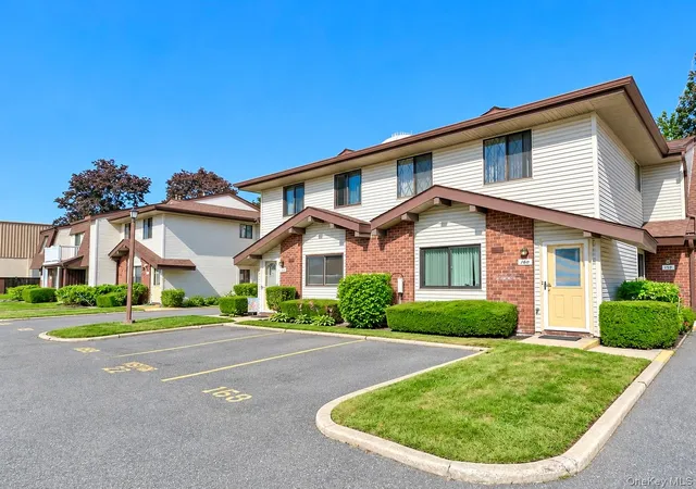 Photo 2 of Condo for sale at 162 Cambridge Dr, Babylon, NY 11726 | MLS# 1053844 | Listing updated on 2026-09-27