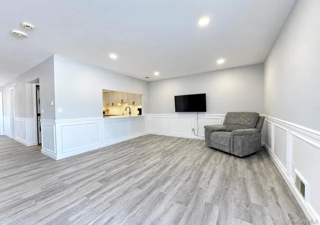 Listing Photo 4 - Condo for sale in building located at 162 Cambridge Dr, Babylon, NY 11726