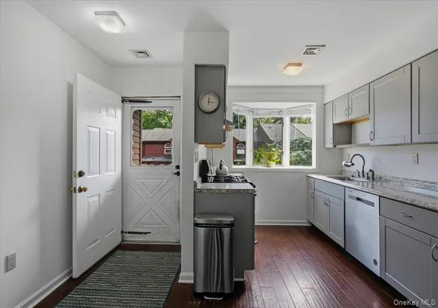 Photo 3 of Single family home for sale at 13 Knoll View, Ossining, NY 10562 | MLS# 1053845 | Listing updated on 2026-10-04