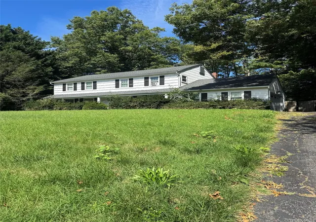 Single family home for sale at 6 Bay Path Ct, Huntington, NY 11743 | MLS# 1053855