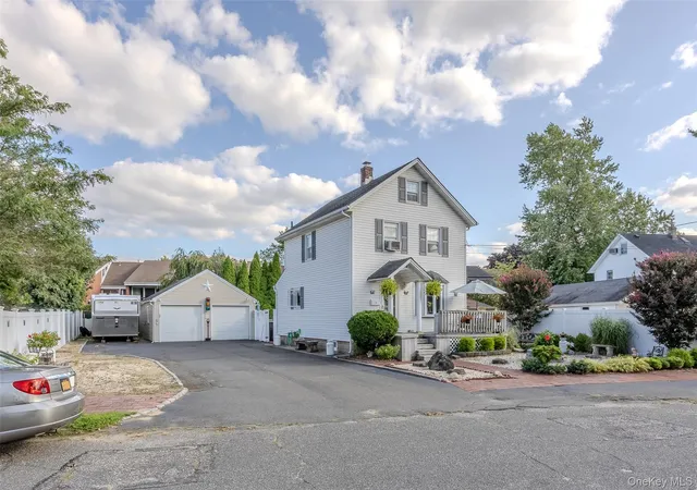 Photo 1 of Single family home for sale at 2 Dean St, Oyster Bay, NY 11735 | MLS# 1053882 | Listing updated on 2026-10-04