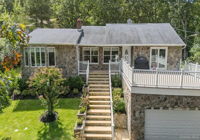 Photo 2 of Single family home for sale at 1000 Haywaters Rd, Southold, NY 11935 | MLS# 1053905 | Listing updated on 2026-09-23