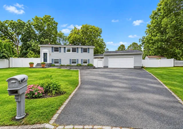 Photo 1 of Single family home for sale at 4 Bud Ct, Brookhaven, NY 11733 | MLS# 1053928 | Listing updated on 2026-10-06