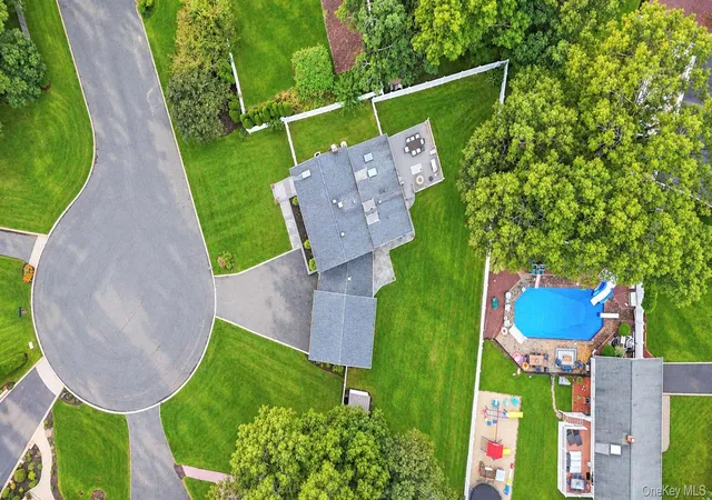 Photo 3 of Single family home for sale at 4 Bud Ct, Brookhaven, NY 11733 | MLS# 1053928 | Listing updated on 2026-10-06