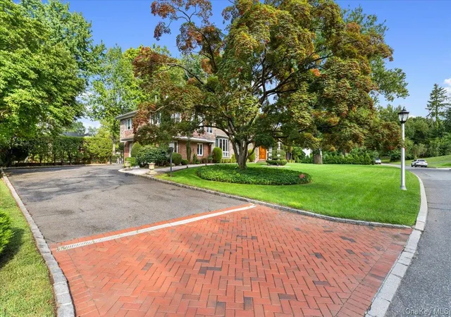 Photo 3 of Single family home for sale at 15 Hillcrest Dr, North Hempstead, NY 11021 | MLS# 1053978 | Listing updated on 2026-09-28