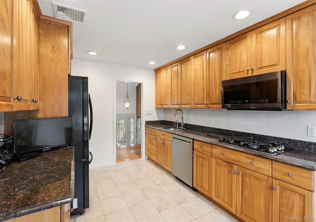 Photo 4 of Single family home for sale at 2919 Bond Dr, Hempstead, NY 11566 | MLS# 1053980 | Listing updated on 2026-10-28