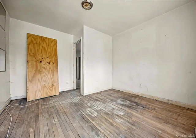 Photo 3 of House for sale at 3768 Laconia Ave, New York, NY 10469 | MLS# 1054028 | Listing updated on 2026-09-25