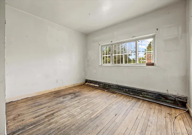 Photo 4 of House for sale at 3768 Laconia Ave, New York, NY 10469 | MLS# 1054028 | Listing updated on 2026-09-25