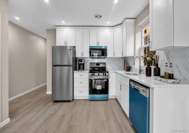 Photo 3 of Multi family home for sale at 957 E 229th Street, New York, NY 10466 | MLS# 1054059 | Listing updated on 2026-09-25