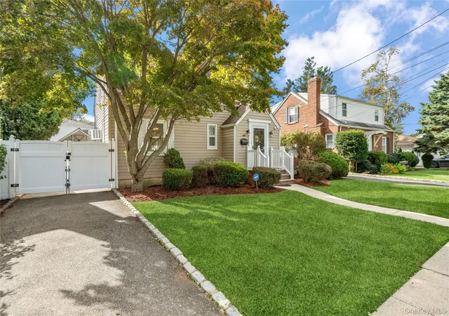 Photo 4 of Single family home for sale at 173 2nd Street, Oyster Bay, NY 11801 | MLS# 1054063 | Listing updated on 2026-10-08