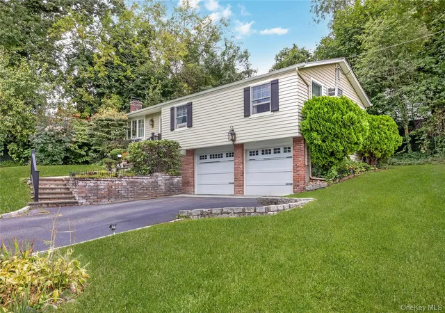 Photo 2 of Single family home for sale at 146 Elm St, Brookhaven, NY 11779 | MLS# 1054075 | Listing updated on 2026-10-04